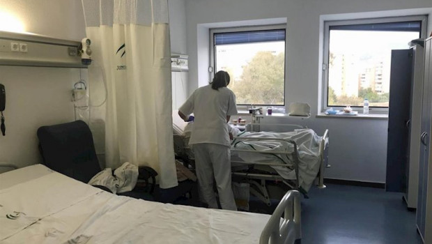 ep una enfermera atiende a una paciente en una habitacion