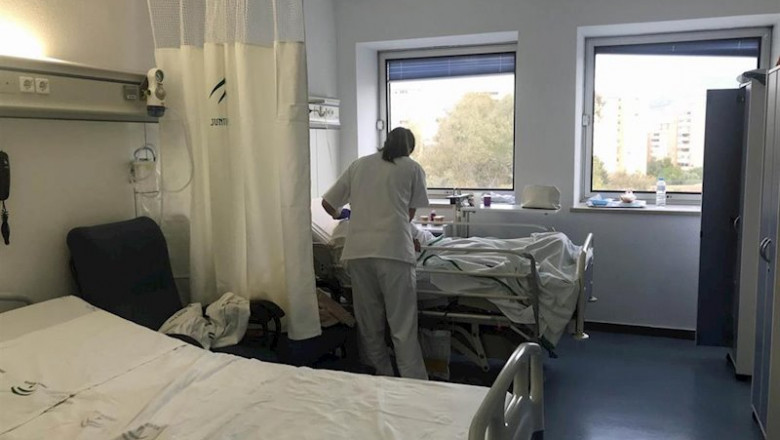 Una enfermera atiende a una paciente en una habitación | JUNTA DE ANDALUCÍA - Archivo ep una enfermera atiende a una paciente en una habitacion