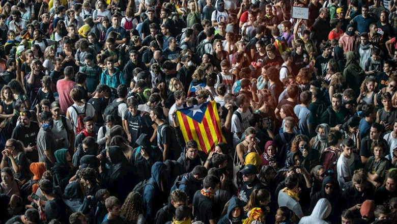 ep una multitud de personas se concentran en el aeropuerto de barcelona-el prat en protesta por la