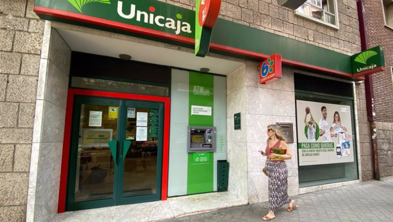 Eduardo Parra - Europa Press ep una persona pasa por delante de una oficina de unicaja a 18 de julio de 2022 en madrid espana