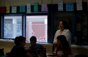 ep una profesora imparte una clase en el aula de un colegio
