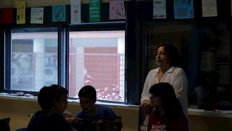 ep una profesora imparte una clase en el aula de un colegio