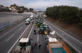 ep unos 150 tractores han cortado este martes sobre las 16 horas la carretera c 17 sentido sur a la