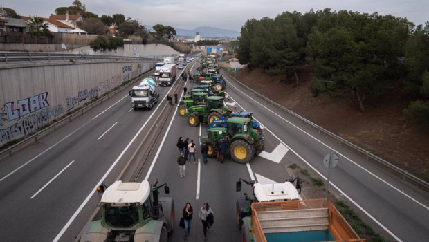 ep unos 150 tractores han cortado este martes sobre las 16 horas la carretera c 17 sentido sur a la
