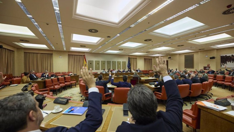 ep varias personas votan durante la comision de presupuestos en el congreso de los diputados a 17 de ep varias personas votan durante la comision de presupuestos en el congreso de los diputados a 17 de