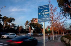 ep varios coches pasan junto a una senal de radar de tramo en la calle sinesio delgado a 27 de