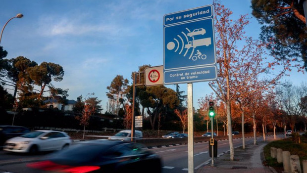 ep varios coches pasan junto a una senal de radar de tramo en la calle sinesio delgado a 27 de