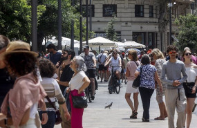 ep varios turistas recorren la ciudad a 28 de mayo de 2024 en valencia comunidad valenciana espana