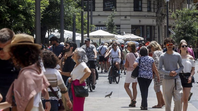 ep varios turistas recorren la ciudad a 28 de mayo de 2024 en valencia comunidad valenciana espana ep varios turistas recorren la ciudad a 28 de mayo de 2024 en valencia comunidad valenciana espana