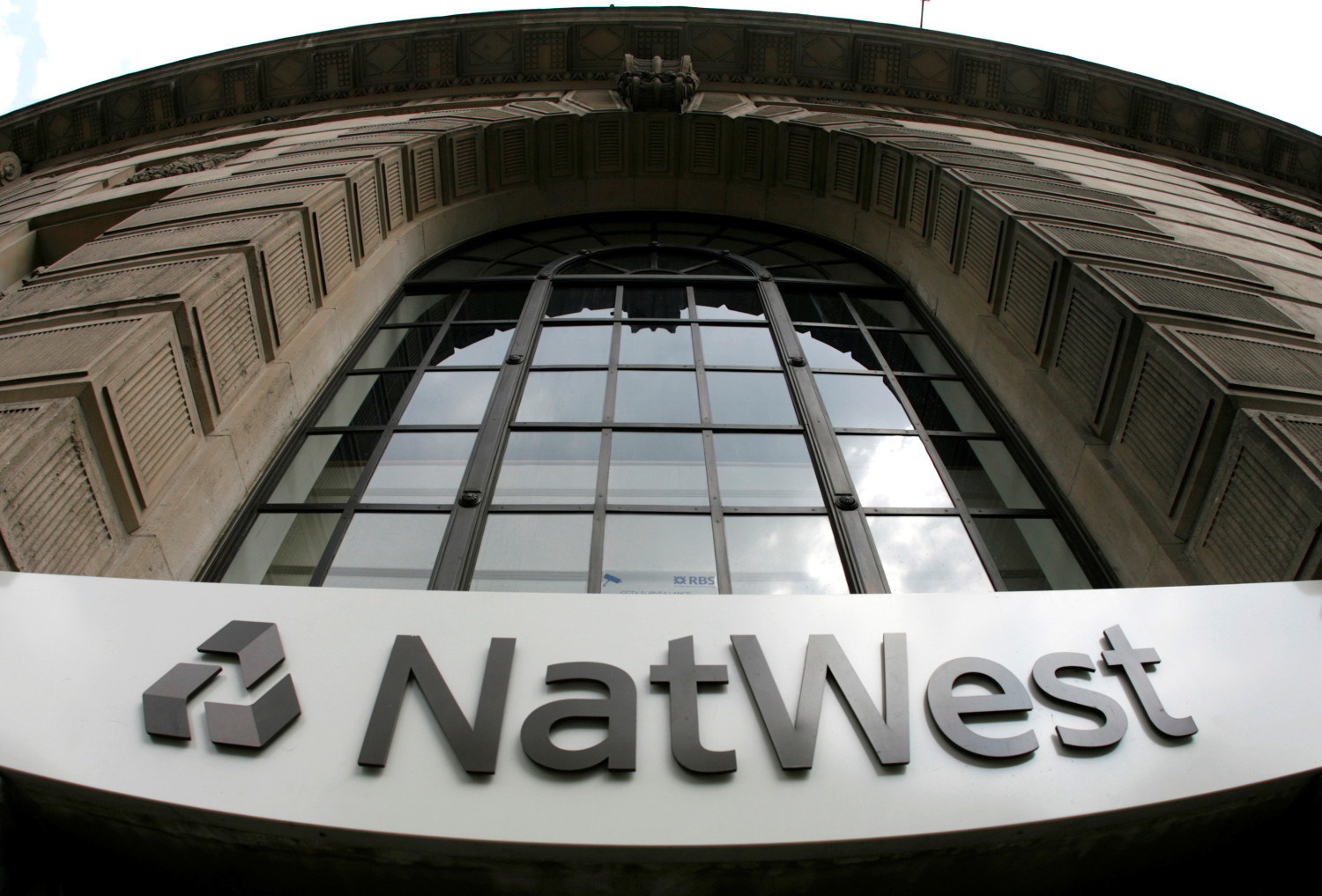 Las ganancias de NatWest caen un 27% en el primer trimestre, menos de lo esperado