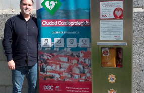 alcalde de santoa junto a totem de cardioproteccin alcalde de santoa junto a totem de cardioproteccin