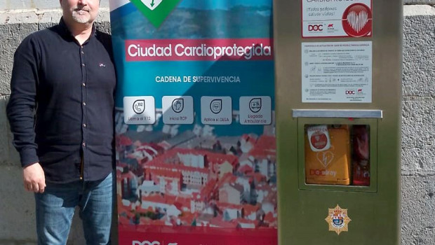 alcalde de santoa junto a totem de cardioproteccin