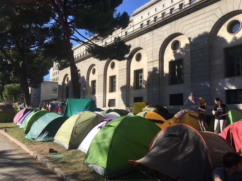 ep acampados por el clima frente al ministerio de transicion ecologica ep acampados por el clima frente al ministerio de transicion ecologica