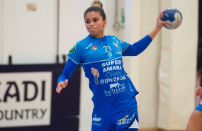 ep adriana cardoso durante un partido con el super amara bera bera
