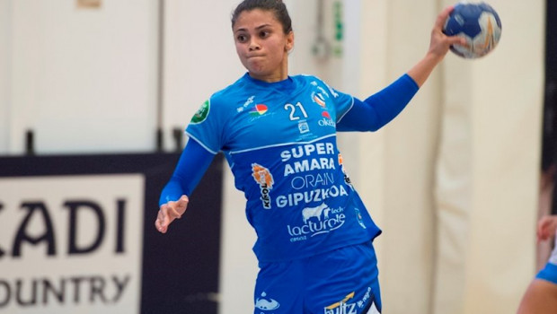 ep adriana cardoso durante un partido con el super amara bera bera