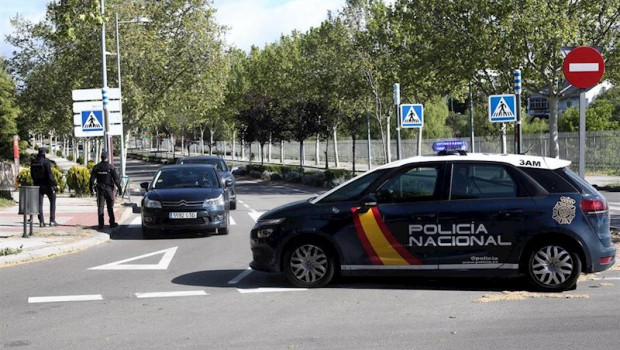 ep agentes de la policia nacional realizan un control en la entrada de la localidad madrilena de