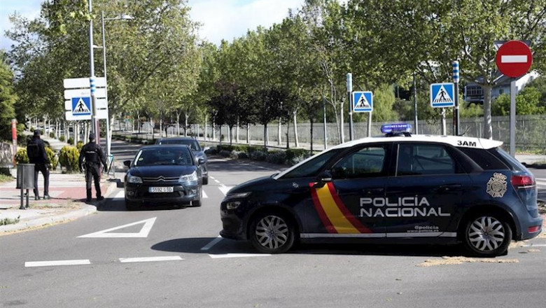ep agentes de la policia nacional realizan un control en la entrada de la localidad madrilena de ep agentes de la policia nacional realizan un control en la entrada de la localidad madrilena de
