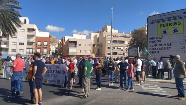 ep agricultores se manifiestan en la entrada al puerto de almeria contra el incumplimiento de los