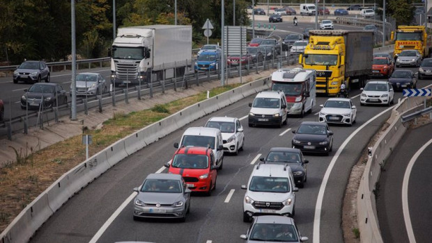 ep archivo   atasco en la autovia a 3 durante la operacion salida por el puente de todos los santos