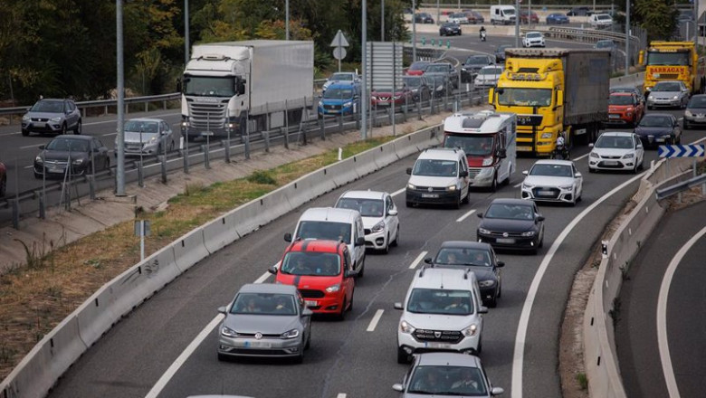 ep archivo atasco en la autovia a 3 durante la operacion salida por el puente de todos los santos ep archivo atasco en la autovia a 3 durante la operacion salida por el puente de todos los santos