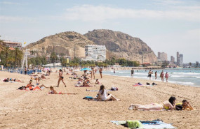 ep archivo   banistas en la playa del postiguet