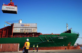 ep archivo   carga de contenedores en el puerto de almeria