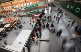 ep archivo   decenas de personas en la estacion de atocha a 31 de octubre de 2024 en madrid