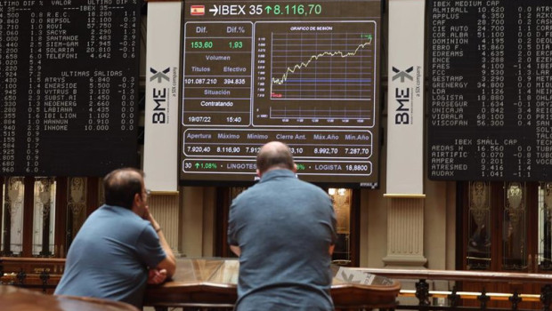 ep archivo   dos personas miran los paneles del palacio de la bolsa a 19 de julio de 2022 en madrid