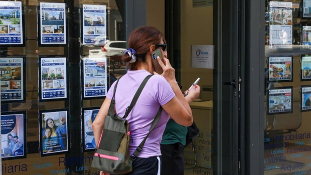 ep archivo   escaparate de una inmobiliaria 20250701102908