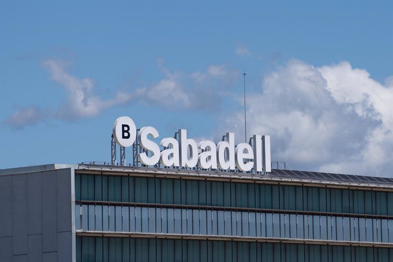 Los accionistas minoritarios del Sabadell «valoran» que la OPA vaya al Consejo de Ministros