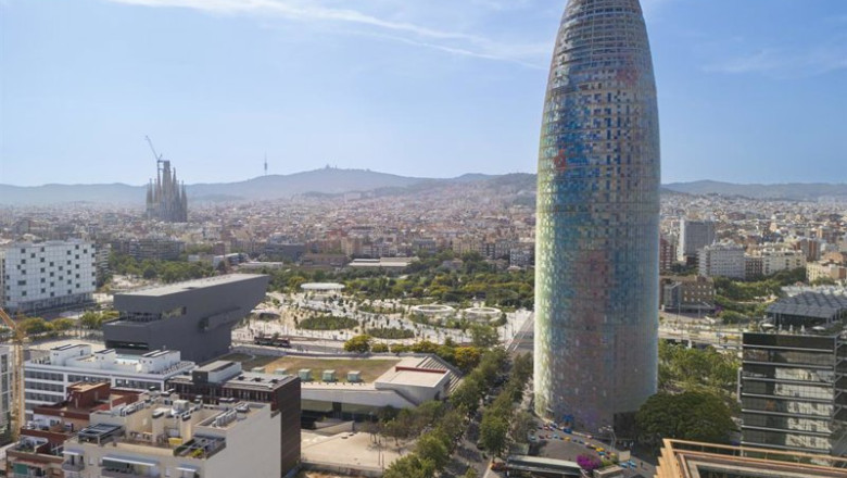 ep archivo imagen de la torre de glries de barcelona con la sagrada familia de fondo ep archivo imagen de la torre de glries de barcelona con la sagrada familia de fondo