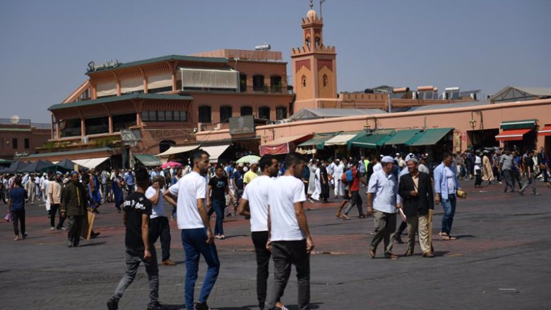ep archivo marroquies pasean por la plaza de jemaa el fna en marrakech marruecos ep archivo marroquies pasean por la plaza de jemaa el fna en marrakech marruecos