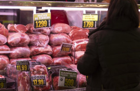 ep archivo   piezas de ternera expuestas en una carniceria en un puesto de un mercado
