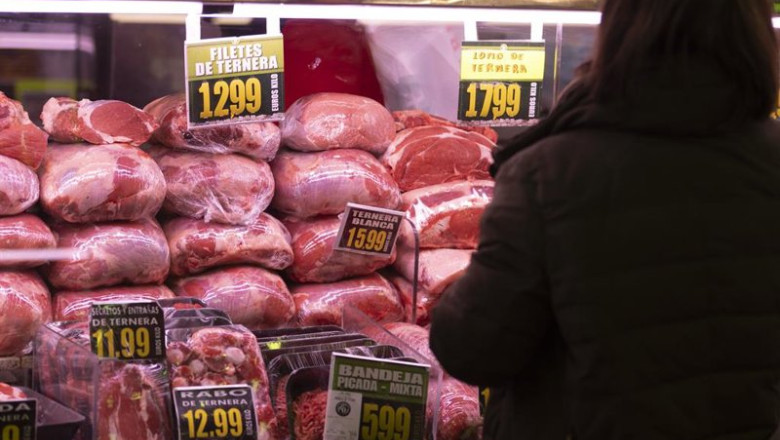 ep archivo piezas de ternera expuestas en una carniceria en un puesto de un mercado ep archivo piezas de ternera expuestas en una carniceria en un puesto de un mercado