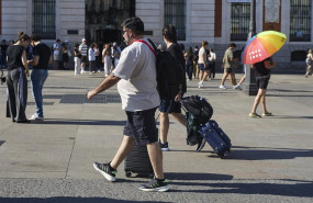 ep archivo   turistas con maletas por el centro de la ciudad