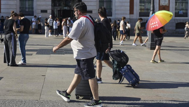 ep archivo   turistas con maletas por el centro de la ciudad