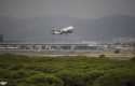 ep archivo   un avion vuela por el espacio protegido de la ricarda en el prat de llobregat en una