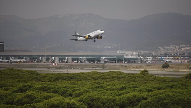 ep archivo   un avion vuela por el espacio protegido de la ricarda en el prat de llobregat en una