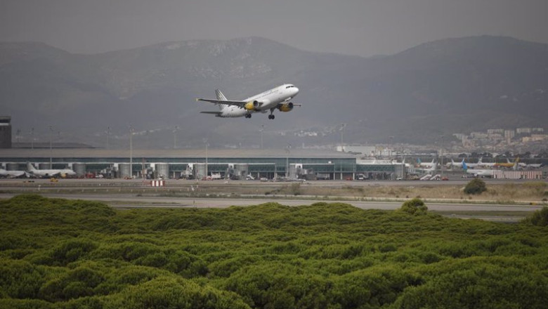 ep archivo   un avion vuela por el espacio protegido de la ricarda en el prat de llobregat en una