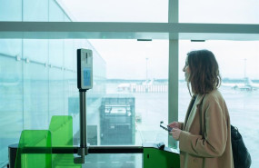 ep archivo   una mujer prueba el nuevo sistema de reconocimiento biometrico de vueling en el