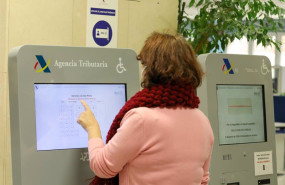 ep archivo una mujer recoge su turno en una oficina de la agencia tributaria ep archivo una mujer recoge su turno en una oficina de la agencia tributaria