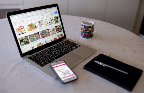 ep archivo   una persona compra con su telefono movil y ordenador el dia en que dan comienzo las