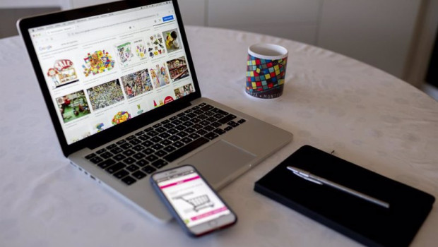 ep archivo una persona compra con su telefono movil y ordenador el dia en que dan comienzo las ep archivo una persona compra con su telefono movil y ordenador el dia en que dan comienzo las