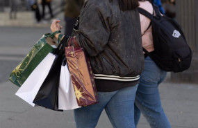 ep archivo   una persona lleva varias bolsas de compra