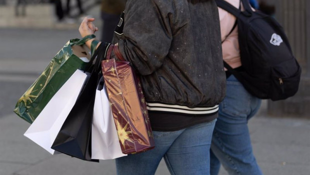 ep archivo   una persona lleva varias bolsas de compra