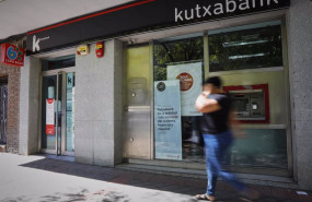 ep archivo una persona pasa por el exterior de la sucursal del banco kutxabank ep archivo una persona pasa por el exterior de la sucursal del banco kutxabank