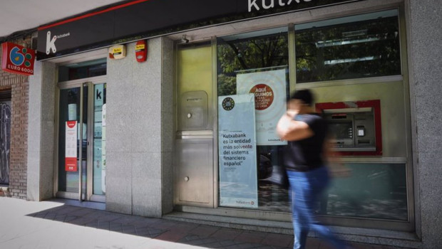 ep archivo   una persona pasa por el exterior de la sucursal del banco kutxabank