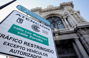 ep archivo   una senal de trafico informa sobre la entrada en vigor de la zona de bajas emisiones