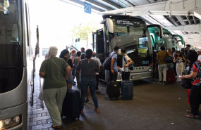 ep archivo   varias personas esperan para subirse a un autobus en la estacion de autobuses de mendez