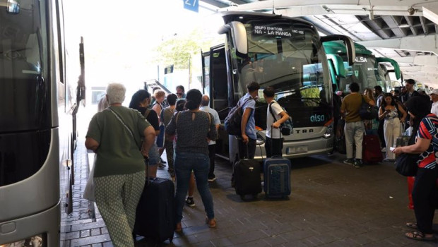 ep archivo   varias personas esperan para subirse a un autobus en la estacion de autobuses de mendez